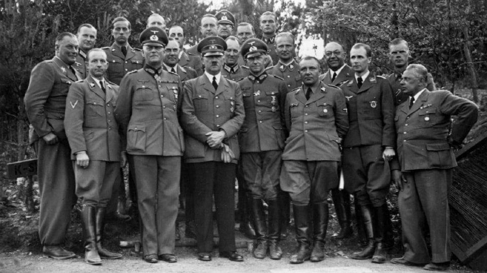 Adolf Hitler se svým štábem v červnu 1940